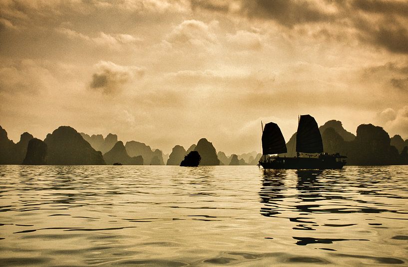 Traditionelles Segelboot in der Ha-Long-Bucht, Vietnam von Frans Lemmens