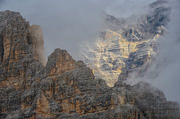 Un jeu entre le soleil et les nuages, au-dessus des montagnes des Dolomites sur Leon Okkenburg