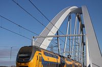 Dubbeldekker op spoorbrug