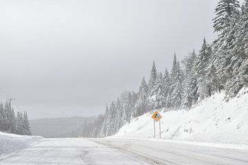 Une route de campagne un jour froid d'hiver sur Claude Laprise