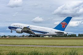 Start des Airbus A380 der China Southern Airlines. von Jaap van den Berg