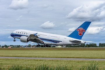 Take-off Airbus A380 van China Southern Airlines. van Jaap van den Berg