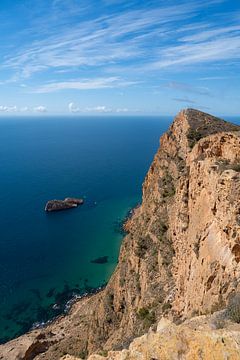 Steile kliffen en de blauwe Middellandse Zee van Adriana Mueller