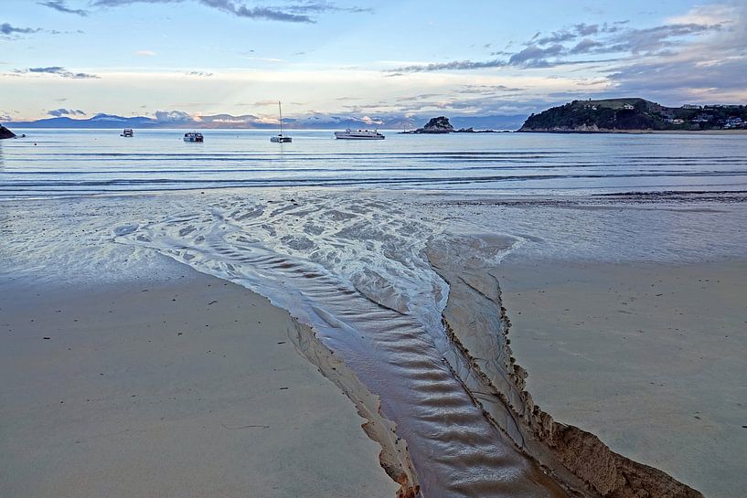 Sonnenuntergang am Strand von Kaiteriteri in Neuseeland von Aagje de Jong