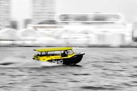 watertaxi passeert kop van zuid rotterdam