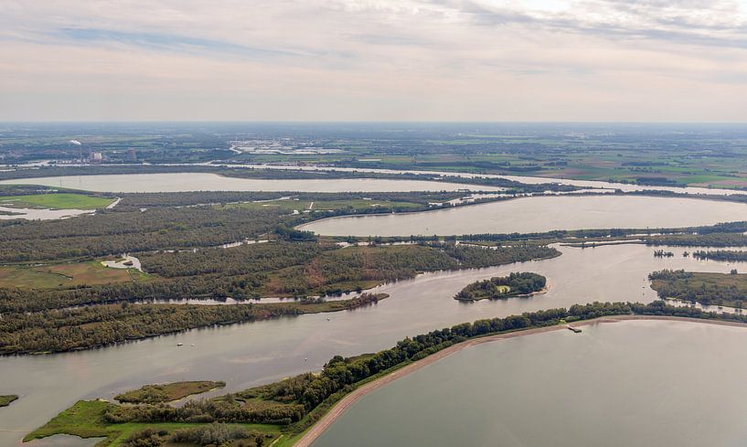 Luchtfoto van de spaarbekkens in de Brabantse Biesbosch van Ruud Morijn