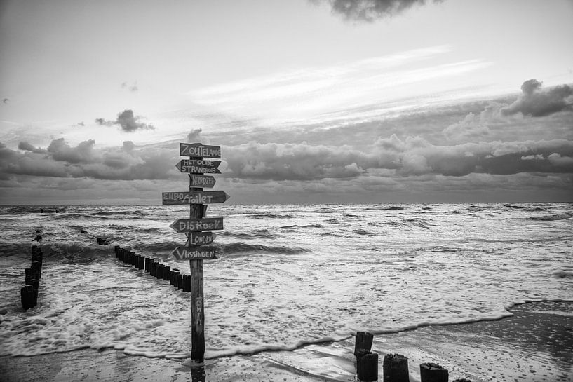 zouteland wegwijzer in zwart wit by anne droogsma