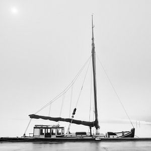 Tiefergelegtes Segelboot