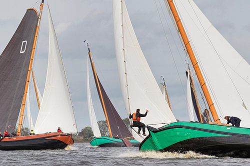 Skûtsjes laveren door het nauwe vaarwater op de Goaïïngarypster Poelenpster