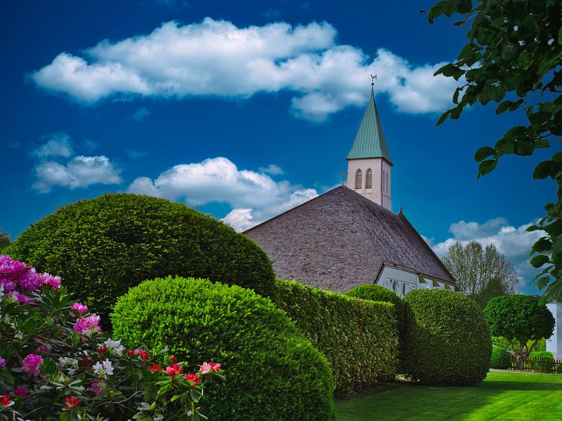 Sommeridylle rund um die Dorfkirche von Conpo Design