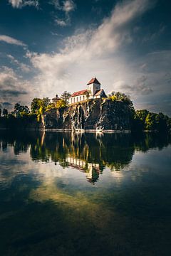 Kerk op een klif met weerspiegeling in een meer. Duitsland van Fotos by Jan Wehnert