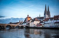 Regensburg 's avonds Stenen brug, kathedraal en Donau bij nacht van Thilo Wagner thumbnail