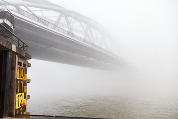 Eisenbahnbrücke von Nimwegen im Nebel. von Rob Peters