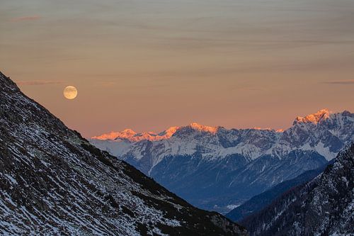 Splendide embrasement des Alpes et pleine lune en Engadine hivernale