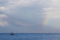 Regenboog met boot