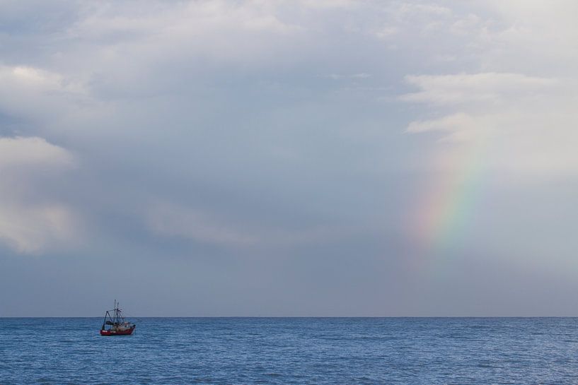 Regenboog met boot van Jeroen Meeuwsen