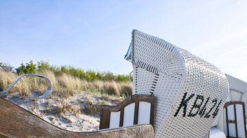 Strandstoel op het strand van de Baltische Zee. Kustvakantie aan zee van Martin Köbsch