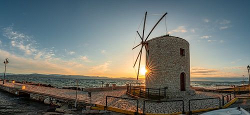 Griekse windmolen bij de haven in Corfu bij zonsopgang