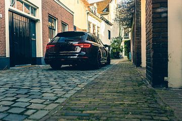 Audi RS4 ABT in het Hart van een Historische Stad van Sebastiaan van 't Hoog