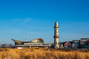 Blick auf den Leuchtturm mit Teepott in Warnemünde