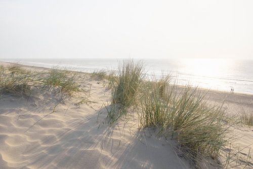 Zonsondergang aan het strand | reisfotografie print | Nederland van Kimberley Jekel