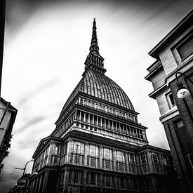 Contrastes de Turin : la Mole Antonelliana en noir et blanc sur Bart Ros