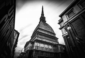 Contrastes de Turin : la Mole Antonelliana en noir et blanc sur Bart Ros