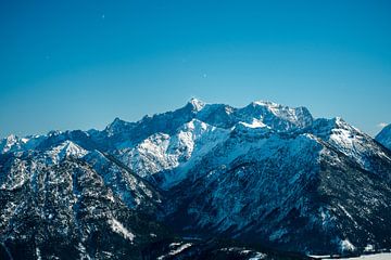 Winterlicher Blick auf die Zugspitze von Leo Schindzielorz