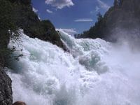Waterval in zonlicht