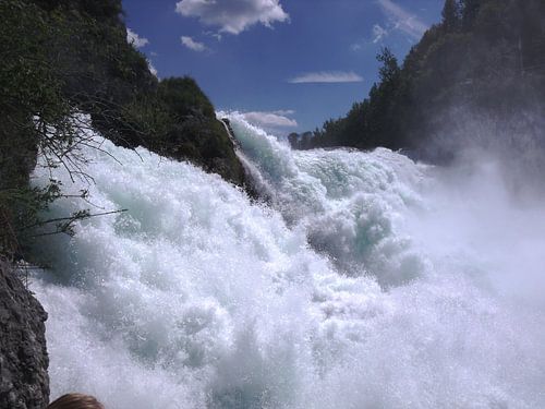 Waterval in zonlicht