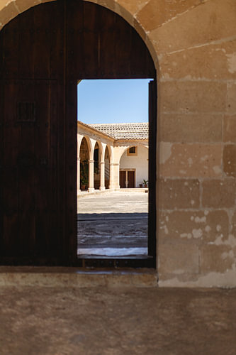 Mallorca | Blick durch die Tür auf den Innenhof