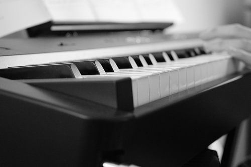 Piano in black and white