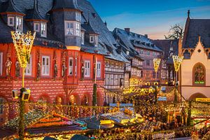 Historische Gebäude mit Weihnachtsbeleuchtung in Goslar, Deutschland