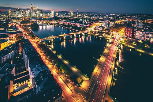 De straten van Frankfurt van boven verlicht
