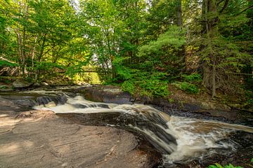 Stromend water in bergomgeving Canada van Vivo Fotografie