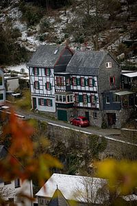 Winterliche Stille in einem idyllischen Fachwerkdorf