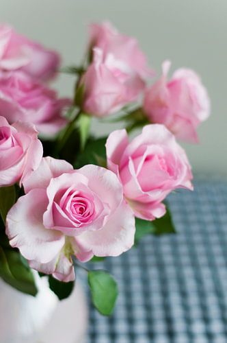 Roze roosjes in vaas
