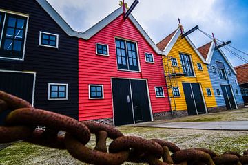 Gekleurde huisjes in Zoutkamp van Lisanne Bosch