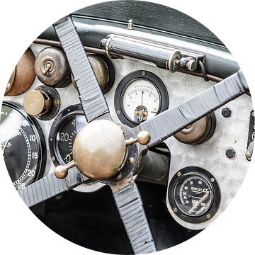 Vintage Bentley dashboard uit de jaren 20 met geborsteld aluminium