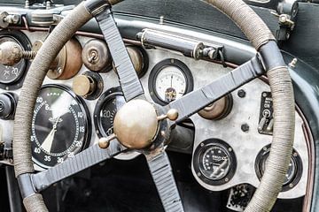 Vintage Bentley dashboard uit de jaren 20 met geborsteld aluminium van Sjoerd van der Wal