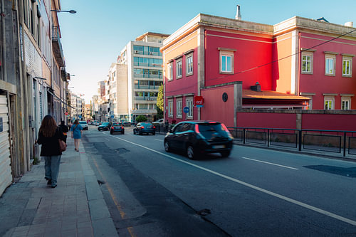 Une rue haute en couleur à Porto
