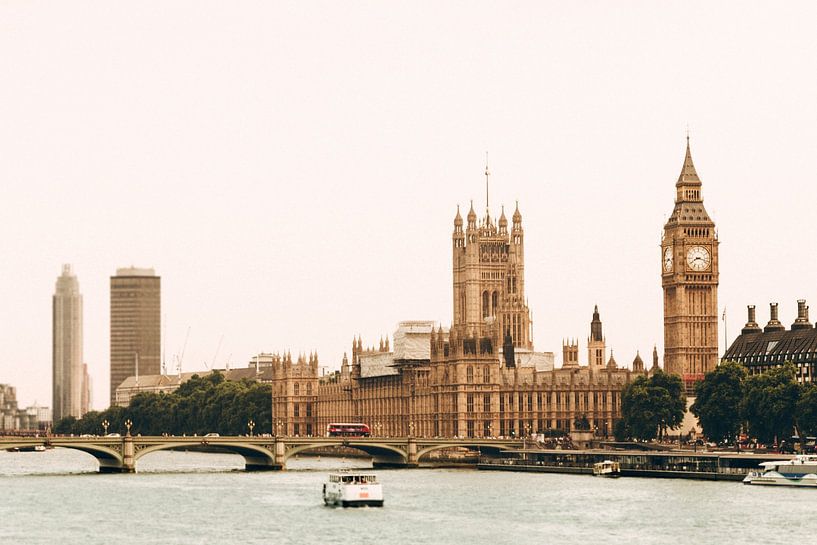 London by Hello Pompoyo