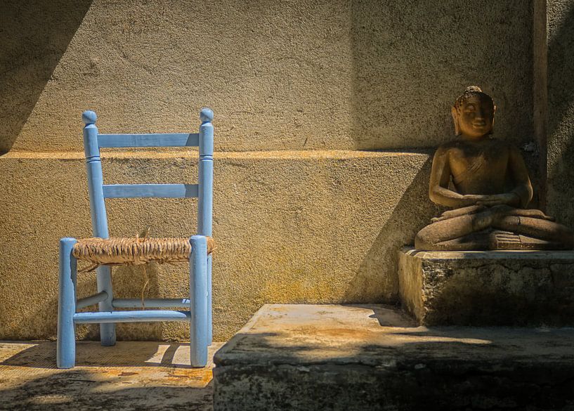Stilleven met stoel en Boeddha van Pascal Raymond Dorland