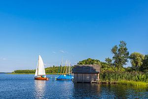 Seeblick mit Segelboote und Bootshaus in Seedorf am Schaalsee