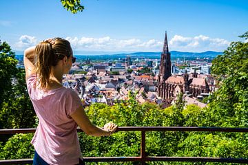 Duitsland, Stunning jonge vrouw boven steden van freiburg im breisgau van adventure-photos