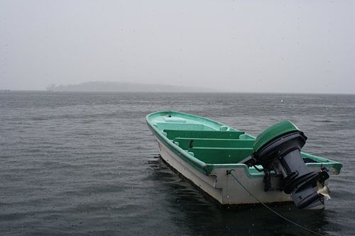 Motorboot in de regen