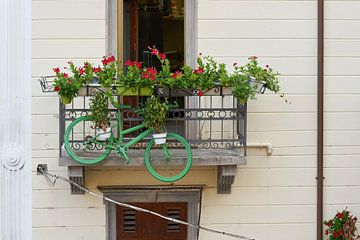 Balkon met groene fiets