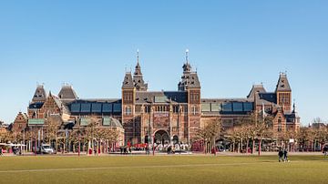 Frontal view of the Rijksmuseum and Museum Square by Remco-Daniël Gielen Photography