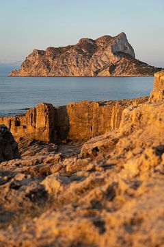 Peñón de Ifach und Steinbruch am Mittelmeer 2 von Adriana Mueller