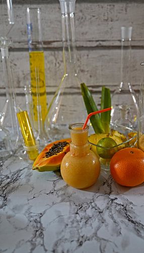 tropische cocktail met ananas-limoen-papaya-sinaasappel.